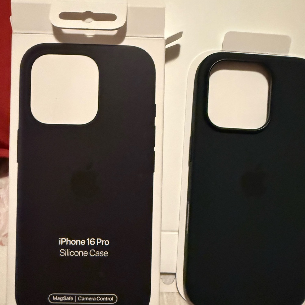 Apple iPhone 16 Pro Silicone Case - Classic Black